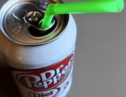 Ну да, а без специального держателя в развернутом кольце пить из банки через трубочку не представляется возможным.