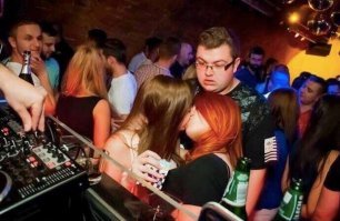 16. Не отказался бы оказаться на месте одной из них 
----------------------------
Не отказался бы тот, который вон там слева, а этот, который рядом - да он просто офонарел .