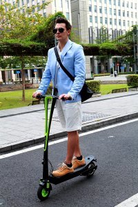 Сейчас в городах придурки  до 30 лет на самокатах гоняют