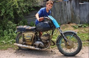 ... на сколько себя помню лет в 6-7, пацаны в деревнях в 70 х на Уралах с колясками и мотороллерах типа Муравья с кузовом, гоняли лет с 12 :) Минск или Восход вообще считались детским транспортом  Мне отец в 16 лет купил Иж Планету спорт, а это не халам балам, даже сегодня ... сейчас на такой мотоцикл права можно получить только с 19 лет