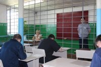Это конечно чересчур. Достаточно было бы линейкой по лбу, указкой по рукам, а так ещё засудят. С этими малолетними пи*дюками нужно только так