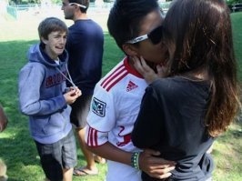 Этот парень знает больше о этой девушки чем её друг