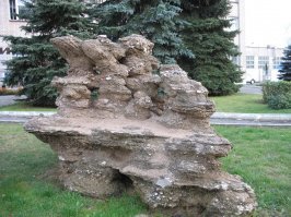 Обычно такие образования попадаются в песчаных карьерах. Но вот конкретно эти садовые украшения сделаны человеком.
Снято в Слониме, в 2007 году.