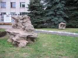 Обычно такие образования попадаются в песчаных карьерах. Но вот конкретно эти садовые украшения сделаны человеком.
Снято в Слониме, в 2007 году.