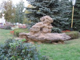 Обычно такие образования попадаются в песчаных карьерах. Но вот конкретно эти садовые украшения сделаны человеком.
Снято в Слониме, в 2007 году.