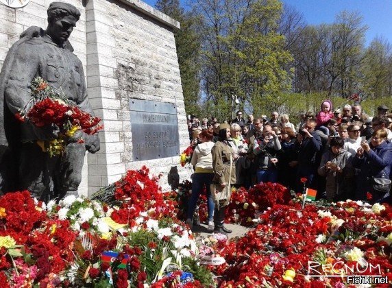 Давайте давайте, всех под одну гребёнку. В Эстонии против этого дерьма большинство, просто эта мелочь у власти и сильно воняет.
Алёша. Неизвестный солдат.

Апрельские события, перед переносом памятника.

9 мая к памятнику не подойти, там просто паломничество.


Из за таких как вы, разжигателей, народы и не любят друг друга. Ты власть вини, а не людей!