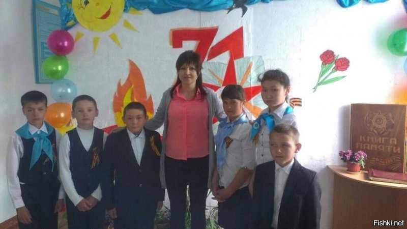 У меня знакомая живет в Казахстане, ей 29 лет, она русская и её поставили завучем в школе недавно. Как то так. Вот фото из её школы.