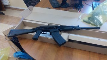 Ну да, как в развитых странах - собираешь справки, проходишь курсы, сдаёшь экзамены (теория+практика) получаешь лицензию - покупаешь ствол. Если будут залёты, типо размахивание валыной в баре под действием алкоголя - попрощайся с лицензией.  Никто и не просит выдавать всем и каждому по пистолету. Но с учётом наших реалий: трусости и продажности ментов, откровенного засуживания, и попустительства лицам кавказкой национальности и всеобщей атмосферы произвола и беззакония - я бы предпочёл всё таки иметь оружие скрытого ношения.
Пока что для дома у меня охотничий билет и сайга в 12 калибре. Надеюсь никогда не пригодится, но если так случится, у меня картечные патроны СКМ.
А как пишут некоторые дурачки - что у преступников оружие появится, так им бы углубится в вопрос и понять что у преступников как раз таки оружие нелегальное итак есть, и нет проблем им обзавестись, что показывают разные криминальные сводки. Или бытует мнение что все бандюганы перед налётом  идут и оформляют лицензию на калаш? :)