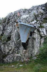 Так, чисто для заполнения мозговой пустоты автора - на фотографии носовая часть тральщика, памятный знак морякам ОВРа (в/ч 10678). Его открытие было приурочено к 30-летию взятия порта Лиинахамари (1974 год).