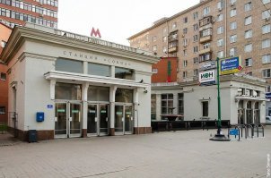 Это один и тот же вход, разные ракурсы съёмки и время: первое - лет 10 назад, второе - сейчас. Если присмотреться, то на позднем снимке виден крест. А на другой стороне Ленинградского проспекта совсем по-другому оформлен вход: