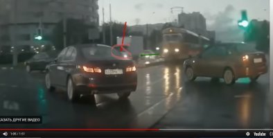 Плохо видно, но если присмотрется видно немного заднюю часть кузова, машина выехала изза трамвая