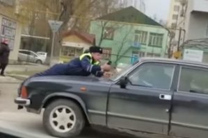 Фигурки на капоте