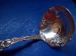 Это ж королева. Серебряным половничком.