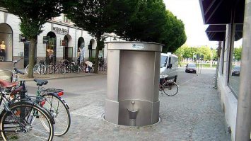 Испражняться посреди улицы - старинная европейская традиция.