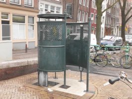 Испражняться посреди улицы - старинная европейская традиция.