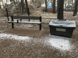 Живу в Финляндии. Здесь все убирают, первые пакетики для собачьих как начали продавать в послевоенные годы, до этого их их газет делали. К слову, у нас повсюду есть собачьи парки, там можно отпустить питомца поиграть без поводка. В таких парках каки убирают лопатками и выбрасывают в специальный контейнер. Есть миска для воды и либо кран с питьевой водой, либо собачники сами в бутылке приносят, особенно летом. Есть большой бак с игрушками, канистрами со свежей водой и гранитной крошкой - если скользко зимой, можно лед посыпать крошкой, потом ее уберет трактор. Парки есть в каждом районе и стоят парно - для больших и маленьких пород. Вне парка убираем каку пакетиками.