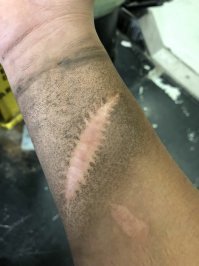 потому что не потеет + не имеет пористой структуры как обычная кожа. он сухой и гладкий, пыль на нем не задерживается. это же заплатка а не качественная кожа.