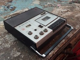 У меня есть точно такой аппарат. Храню как память.
Боевой товарищ. Тонул, падал со второго этажа, алкоголем облит несчётное число раз, девки на него жопами садились. А сколько их под его "музон" было "полюблено" ...
Наткнусь на него, бывает, в гараже, так прямо "комок в горле". Ностальгия.