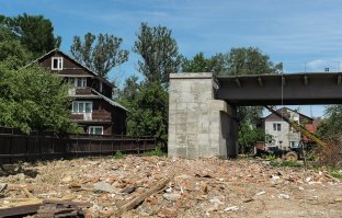 У нас такой "гвоздь" торчит на Ярославском шоссе. Уже лет пять из-за упрямства хозяина развязку достроить не могут. Он, вроде, 100 миллионов рублей просит, а в смете стройки эти деньги не заложены. Так и стоит. Наверное хозяин человек не совсем простой, раз с ним строители справиться не могут.