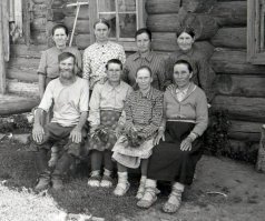 Группа российских крестьян возле избы, 1961 год.