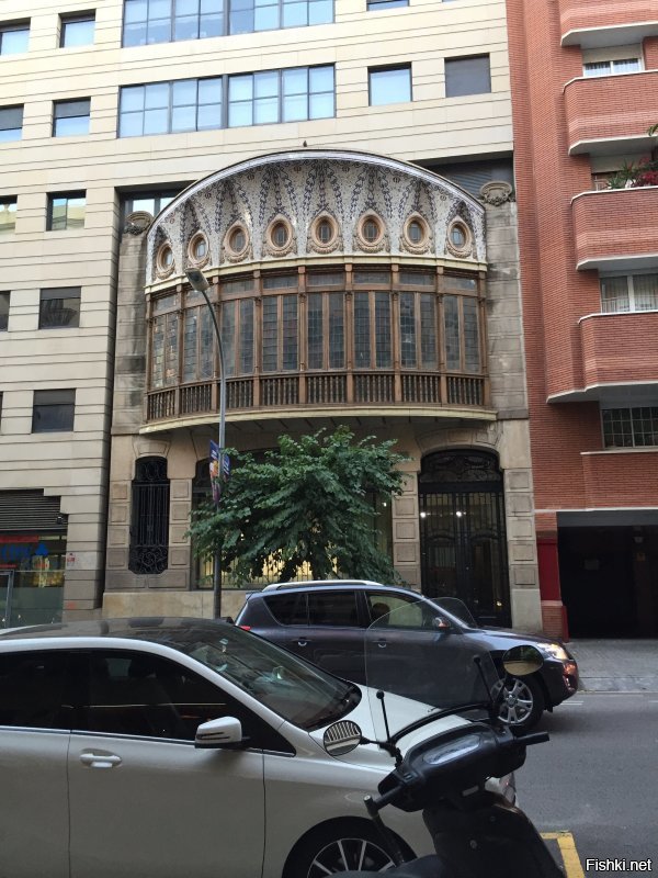 Недавно в Барселоне видел интересное сочетание старого и нового дома. Не думаю, что тут похожая ситуация, скорее всего народ просто с уважением относится к истории))