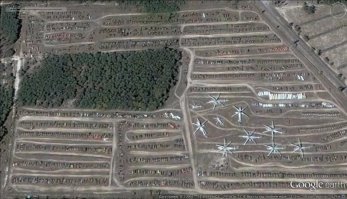 Вот самые пугающие фото из тех мест. Могильник радиоактивной техники несколько лет назад и сейчас.