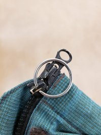 В детстве (70-е), через одного такое встречалось.
Особенно удобно было на ширинке кольцо цеплять за пуговицу.