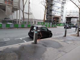 в Париже полно станций зарядки