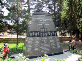В Севастополе на Братском кладбище установлен памятник морякам-севастопольцам, погибшим на АПЛ "Курск".