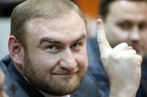 А вот у Рафика Арашукова  всего 6 классов,  но был сенатором...
Решает не образование, решают деньги....