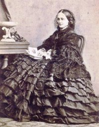 Вот ее фото в 1863 году. Здесь ей 51 год, незадолго до смерти.