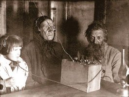 "Рэй Бредбери, «451 градус по Фаренгейту» предсказал наушники." Ага, он видно эту фотографию увидел и прямо-таки предсказал наушники