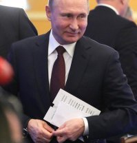 Читаем по бумажке.

"Как оформляется речь Путина на мероприятиях: листы в формате А5, 16 кегль, интонационные места выделены полужирным. На обратной стороне во время выступлений докладчиков удобно делать тезисы ответных реплик."

А народ, наверное, думает, что это президент такой умный, сам пишет себе речи. И читает без очков !