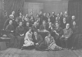 Там есть и такая фотография. Женщин полно, и ни одной в платке...