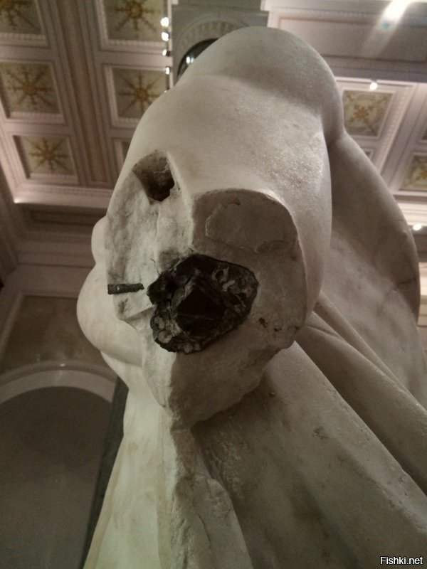 Эта статуя стоит в Эрмитаже, и внутри ее есть арматура, по-моему все это литье