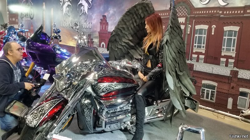 Выставка Мотовесна хорошеет с каждым годом , после предыдущих отличных форматов в Сокольниках, она в прошлом году была в Олимпийском и вот теперь в Экспоцентре затмила все другие ... организаторам огромное спасибо от души !!! Я и мой старший сын провели чудесную субботу ))) На крайней фотке электровелик Альфик моей супруги на котором мы и приехали ... мой оранжевый Митёк к сожалению стоит разобранный , ждёт запчасти и новую покрышку !