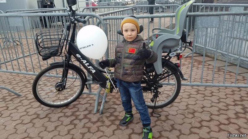 Выставка Мотовесна хорошеет с каждым годом , после предыдущих отличных форматов в Сокольниках, она в прошлом году была в Олимпийском и вот теперь в Экспоцентре затмила все другие ... организаторам огромное спасибо от души !!! Я и мой старший сын провели чудесную субботу ))) На крайней фотке электровелик Альфик моей супруги на котором мы и приехали ... мой оранжевый Митёк к сожалению стоит разобранный , ждёт запчасти и новую покрышку !