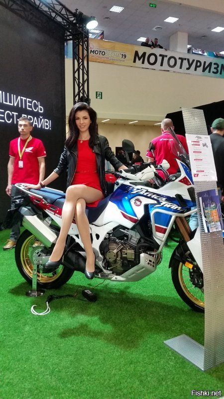 Выставка Мотовесна хорошеет с каждым годом , после предыдущих отличных форматов в Сокольниках, она в прошлом году была в Олимпийском и вот теперь в Экспоцентре затмила все другие ... организаторам огромное спасибо от души !!! Я и мой старший сын провели чудесную субботу ))) На крайней фотке электровелик Альфик моей супруги на котором мы и приехали ... мой оранжевый Митёк к сожалению стоит разобранный , ждёт запчасти и новую покрышку !