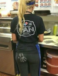 Что-бы оставить такой отпечаток левой руки девушка должна находится в интересной позиции.