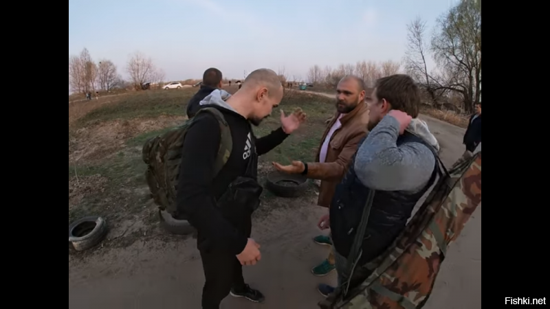 Видео с глубоким сюжетом, впечатлило!) Едет экстремал по лесу, ничего необычного, как въехал в людное место, поддал газку немного, уже хулиган и даже немного негодяй, но в конце квеста встречает трёх ещё более злобных негодяев и сам превратился в жертву
Респект парням, разнявшим этот замес. Видимо это реально было небезопасно, судя по визгам жены одного из них. Жена его утащила в сторону, а парень в коричневой куртке МУЖИК!