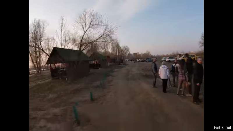 Видео с глубоким сюжетом, впечатлило!) Едет экстремал по лесу, ничего необычного, как въехал в людное место, поддал газку немного, уже хулиган и даже немного негодяй, но в конце квеста встречает трёх ещё более злобных негодяев и сам превратился в жертву
Респект парням, разнявшим этот замес. Видимо это реально было небезопасно, судя по визгам жены одного из них. Жена его утащила в сторону, а парень в коричневой куртке МУЖИК!