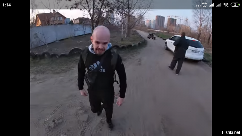 Видео с глубоким сюжетом, впечатлило!) Едет экстремал по лесу, ничего необычного, как въехал в людное место, поддал газку немного, уже хулиган и даже немного негодяй, но в конце квеста встречает трёх ещё более злобных негодяев и сам превратился в жертву
Респект парням, разнявшим этот замес. Видимо это реально было небезопасно, судя по визгам жены одного из них. Жена его утащила в сторону, а парень в коричневой куртке МУЖИК!