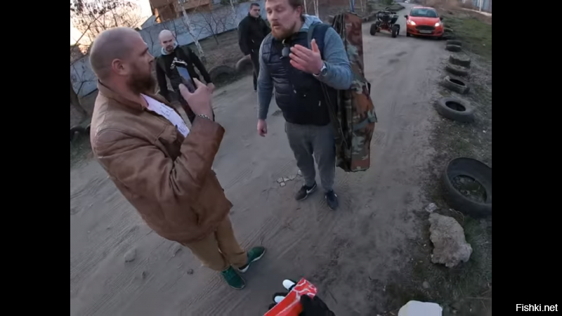 Видео с глубоким сюжетом, впечатлило!) Едет экстремал по лесу, ничего необычного, как въехал в людное место, поддал газку немного, уже хулиган и даже немного негодяй, но в конце квеста встречает трёх ещё более злобных негодяев и сам превратился в жертву
Респект парням, разнявшим этот замес. Видимо это реально было небезопасно, судя по визгам жены одного из них. Жена его утащила в сторону, а парень в коричневой куртке МУЖИК!