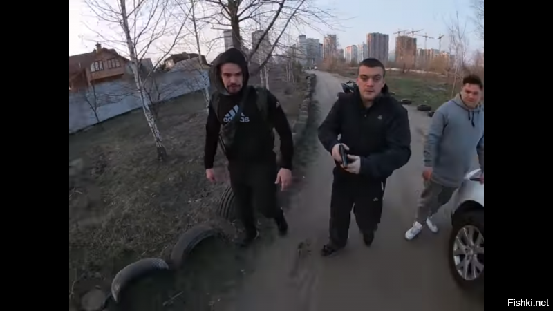 Видео с глубоким сюжетом, впечатлило!) Едет экстремал по лесу, ничего необычного, как въехал в людное место, поддал газку немного, уже хулиган и даже немного негодяй, но в конце квеста встречает трёх ещё более злобных негодяев и сам превратился в жертву
Респект парням, разнявшим этот замес. Видимо это реально было небезопасно, судя по визгам жены одного из них. Жена его утащила в сторону, а парень в коричневой куртке МУЖИК!