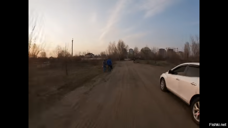 Видео с глубоким сюжетом, впечатлило!) Едет экстремал по лесу, ничего необычного, как въехал в людное место, поддал газку немного, уже хулиган и даже немного негодяй, но в конце квеста встречает трёх ещё более злобных негодяев и сам превратился в жертву
Респект парням, разнявшим этот замес. Видимо это реально было небезопасно, судя по визгам жены одного из них. Жена его утащила в сторону, а парень в коричневой куртке МУЖИК!