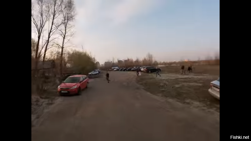 Видео с глубоким сюжетом, впечатлило!) Едет экстремал по лесу, ничего необычного, как въехал в людное место, поддал газку немного, уже хулиган и даже немного негодяй, но в конце квеста встречает трёх ещё более злобных негодяев и сам превратился в жертву
Респект парням, разнявшим этот замес. Видимо это реально было небезопасно, судя по визгам жены одного из них. Жена его утащила в сторону, а парень в коричневой куртке МУЖИК!