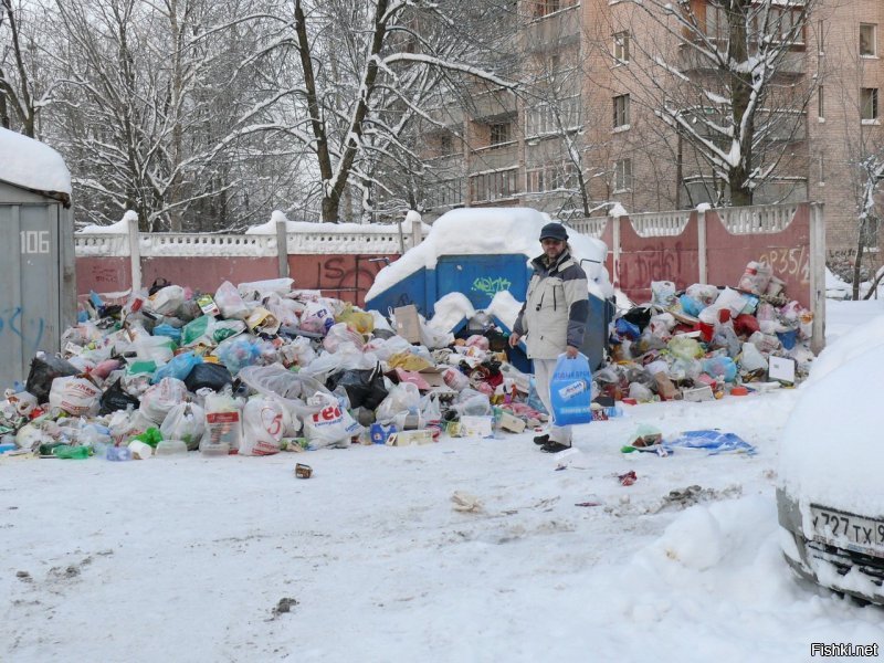 А если отбросить все эти бла/бла/бла.  Куда им выносить мусор ? Ну если перед работой ,прихватить пакет с мусором и куда в соседнюю область смотать.  
Пожалуйста Питер. Просто не вывозили мусор и если бы это затянулось на год/два/10 то была бы Чита