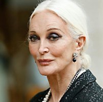 На 87 и выглядит.
Это ещё после нескольких пластических операций.