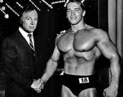 Папа думал, что мама нагуляла... Гляньте на носик папы, мамы, и сыночка.
При всей любви к нему - он чётко пошел по стопам мамы, а папу он, возможно, и не видел никогда.