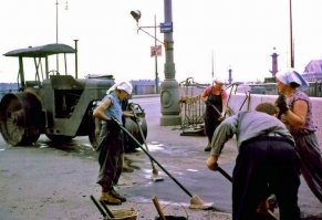 Женщины укладывали асфальт т.к. считалось что они лучше видят неровности, соответственно укладывали ровней.
